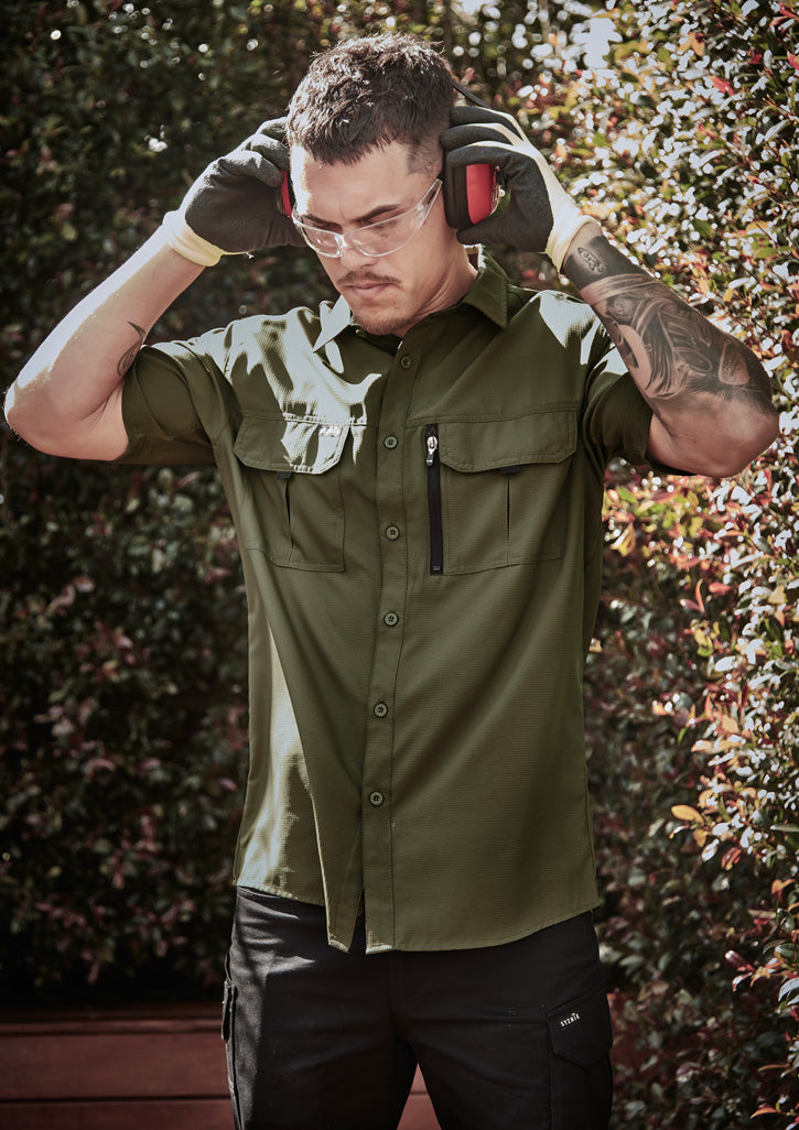 Mens Outdoor Short Sleeve Shirt - Army - Model